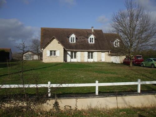 A desirable riverside property for sale between Bergerac and Bordeaux giving easy access to both Bordeaux airport and Bergerac airport.